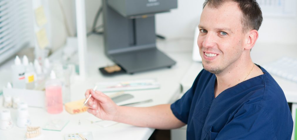 praxislabor Zahntechniker Thomas im praxiseigenen Dentallabor